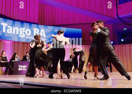 Buenos Aires, Argentine. 29 août 2025. Les danseurs participent à la demi-finale du Buenos Aires Tango Festival & World Cup 2025 à Buenos Aires, Argentine, le 29 août 2025. Crédit : Meng Dingbo/Xinhua/Alamy Live News Banque D'Images