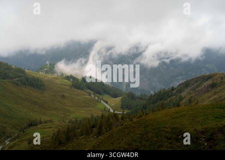 Les nuages se dressent le matin depuis la Grossglockner Hochalpenstrasse, également connue sous le nom de Grossglockner High Alpine Road. Il s'agit du mou le plus élevé Banque D'Images