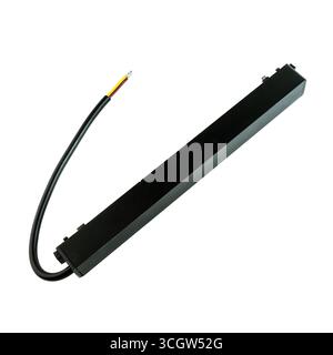Alimentation de driver de LED noire avec câble isolé sur fond blanc, composant électronique utilisé pour les systèmes d'éclairage encastrés et de plafond. Banque D'Images