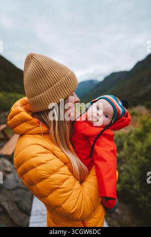 Maman marchant avec bébé dans les montagnes d'automne voyage de famille en Norvège mère et enfant bébé randonnée ensemble en plein air, femme parent avec enfant en vacances Banque D'Images