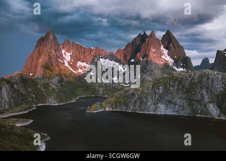Îles Lofoten montagnes orageuses et paysages de coucher de soleil sur le lac voyage dans le nord de la Norvège nature scandinave sombre orage spectaculaire vue épique Banque D'Images