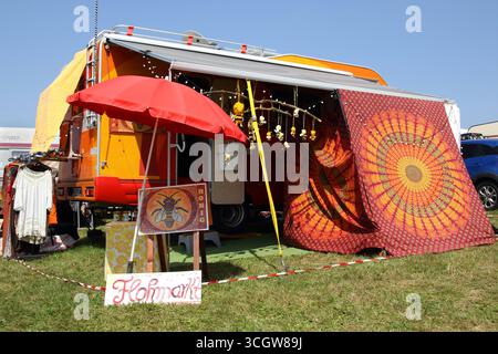 WOODSTOCK FOREVER FESTIVAL 2025 VOM 13. bis 17. Août 2025 unter dem devise : 5 JOURS D'AMOUR DE LA MUSIQUE DE PAIX à Waffenrod, Thüringen, Deutschland, GER - Impressionen vom Festivalgelände. Hübsch dekoriertes Wohnmobil mit einem kleinem Verkaufsstand für Honig. WOODSTOCK FOREVER ist ein hippie-Musikfestival und happening mit vielen nationalen und internationalen bands und Musikern am Rande der thüringischen Ortschaft Waffenrod und wurde erstmals im Jahr 2003 veranstaltet. DAS Festival ist bekannt für seinen familiären Charakter. Zahlreiche Besucher übernachten auf dem Festivalgelände in ihren Zelten, Woh Banque D'Images