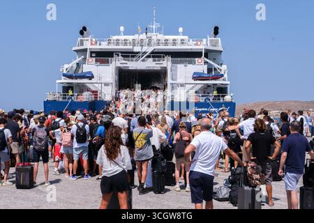 Parikia, Paros, GR - 22 août 2025 : les gens débarquent du ferry et marchent vers Parikia Banque D'Images