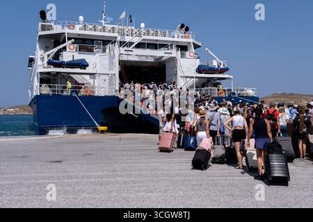 Parikia, Paros, GR - 22 août 2025 : les gens embarquent sur le ferry par la rampe arrière Banque D'Images