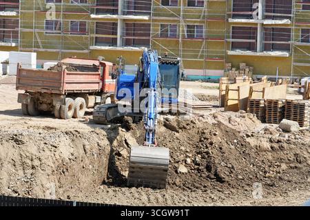 Partie du chantier avec une grande pelle bleue et un godet Banque D'Images