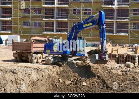 Partie du chantier avec une grande pelle bleue et un godet Banque D'Images