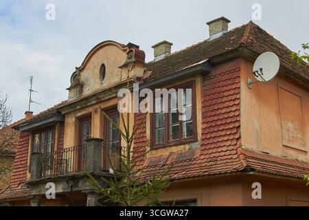 vieille maison de deux étages dans la ville avec des tuiles Banque D'Images