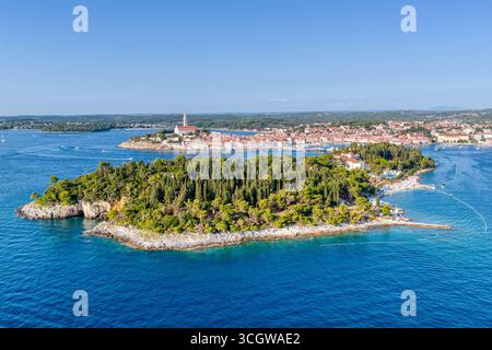 Vue aérienne de la vieille ville historique de Rovinj en Croatie, avec son église emblématique assise sur une colline sur une péninsule Banque D'Images