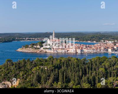 Vue aérienne de la vieille ville historique de Rovinj en Croatie, avec son église emblématique assise sur une colline sur une péninsule Banque D'Images