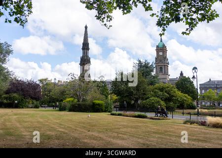 Jardins Hamilton Square avec le monument de la Reine Victoria et l'hôtel de ville. Birkenhead. Wirral. Royaume-Uni 29 août 2025 Banque D'Images