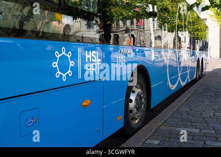 Helsinki, Finlande. Août 26 2025. Le logo de HSL, la société de transport urbain de la ville, sur un bus dans les rues du centre-ville Banque D'Images