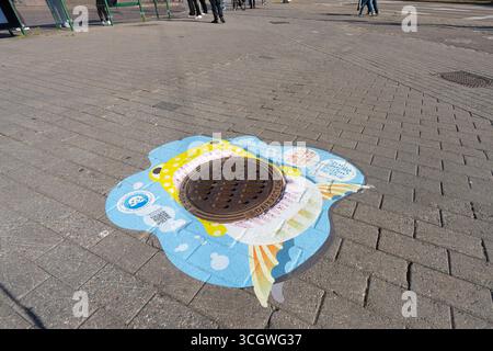 Helsinki, Finlande. Août 26 2025. les décorations colorées des couvertures de trou d'homme sur les trottoirs du centre-ville Banque D'Images