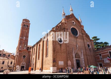 Venise, Italie – septembre 25 2023 : Basilica di Santa Maria Gloriosa dei Frari, église gothique en briques avec rosace et statues Banque D'Images