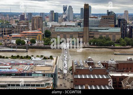 Millennium Bridge enjambant la Tamise à Londres, en Angleterre, avec Tate Modern (ancienne centrale électrique Bankside) en arrière-plan. Banque D'Images