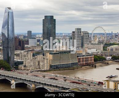 Vue panoramique sur la rive sud de Londres avec la Tamise, le London Eye, One Blackfriars et la Tour oxo. Banque D'Images