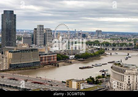 Vue panoramique sur la rive sud de Londres avec la Tamise, le London Eye, One Blackfriars et la Tour oxo. Banque D'Images