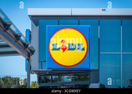 Rot, Allemagne, 10 août 2025 : signe LIDL. Lidl est une chaîne allemande de supermarchés discount avec de nombreux emplacements en Europe Banque D'Images