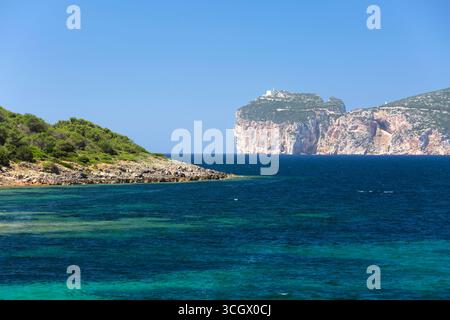 Parc naturel régional de Porto Conte, Alghero, Sassari, Sardaigne, Italie. Vue sur la baie de Porto Conte jusqu'aux falaises de calcaire accidentées de Capo Caccia. Banque D'Images