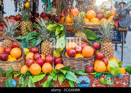 paniers avec grenades, oranges, citrons et ananas. Nourriture de rue. Voyager autour de la Sicile Banque D'Images