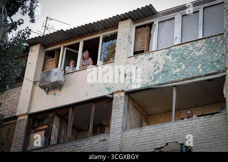 Kiev, Ukraine. 29 août 2025. Des familles ukrainiennes regardent hors de leurs maisons endommagées après que des missiles russes ont tué 22 résidents et détruit plusieurs immeubles civils, le 29 août 2025 à Kiev, Ukraine. Au moins 31 missiles et 600 drones ont frappé la capitale dans la nuit du 28, tuant 25 personnes et blessant plus de 50 personnes. Crédit : Présidence ukrainienne/Bureau de presse présidentiel ukrainien/Alamy Live News Banque D'Images