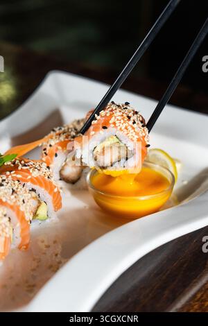 Plats asiatiques assortis avec riz, légumes et viande sur table, vue de dessus Banque D'Images