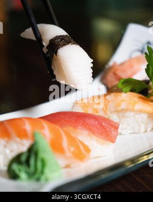 Plats asiatiques assortis avec riz, légumes et viande sur table, vue de dessus Banque D'Images