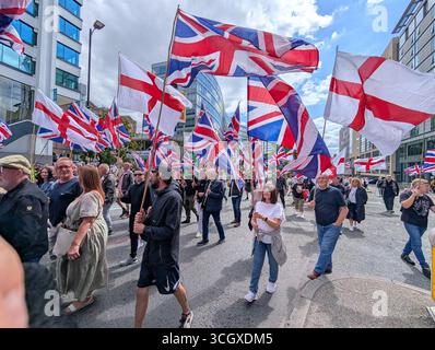 2025. La première marche de protestation britannique dans le centre-ville en présence de policiers pour gérer les manifestations et éviter les conflits avec les contre-manifestants. Banque D'Images