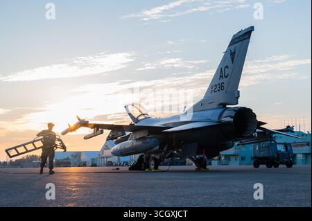 Matthew Baruffi, technicien de l'US Air Force, spécialiste des systèmes de sortie de l'équipage affecté à la 177th Fighter Wing de la New Jersey Air National Guard, c Banque D'Images