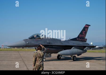 Le sergent Emily Lynd d'état-major de l'US Air Force, spécialiste de la maintenance tactique des aéronefs affecté à la 177th Fighter Wing de la New Jersey Air National Guard Banque D'Images