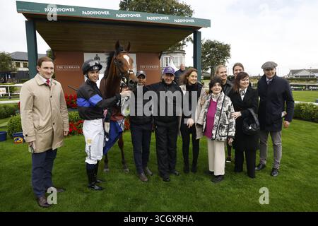 Queen of Hawaii avec le jockey Dylan Browne McMonagle (deuxième à partir de la gauche) avec l'entraîneur Joseph Patrick O'Brien (à droite) après avoir remporté les Newtownanner Stud Irish EBF Stakes à Curragh Racecourse dans le comté de Kildare, en Irlande. Date de la photo : samedi 30 août 2025. Banque D'Images