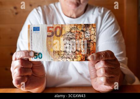Bavière, Allemagne - 29 août 2025 : un billet de 50 euros déchiré symbolise l'inflation et la dévaluation de la monnaie. L'image illustre la hausse des prix, l'incertitude économique et la perte de pouvoir d'achat dans la société. *** Eine zerbrochene 50-Euro-billet symbolisiert inflation und Geldentwertung. DAS Bild verdeutlicht steigende Preise, wirtschaftliche Unsicherheit und den Verlust von Kaufkraft in der Gesellschaft. Banque D'Images