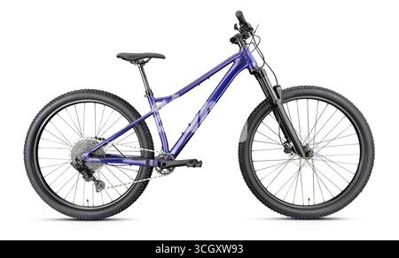 Une vue latérale complète d'un vélo de montagne hardtail violet, montre sa fourche à suspension et ses pneus agressifs, isolés sur un fond blanc propre. Banque D'Images