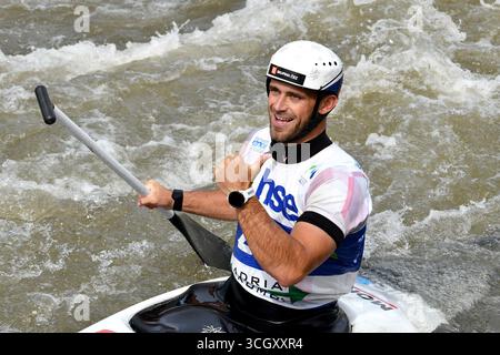 Ljubljana, Slovénie. 30 août 2025. Ljubljana, Slovénie, le 30 août 2025, Vojtech Heger de la République tchèque célèbre la finale de canoë masculin à la Coupe du monde de slalom de canoë ICF 2025 à Tacen Whitewater finale, Ljubljana, Slovénie. (Photo de Natasa Kupljenik/Sports Press photo) crédit : SPP Sport Press photo. /Alamy Live News Banque D'Images