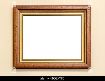 Cadre photo horizontal en bois avec garniture dorée accrochée sur un mur crème, blanc blanc vierge découpé à l'intérieur de l'espace pour photo d'illustration ou peinture, décoration classique Banque D'Images
