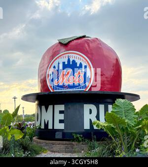 Queens, New York, États-Unis - 21 juillet 2025 : une sculpture en pomme rouge symbolise les home runs sur le terrain de baseball de Citi Field. Banque D'Images