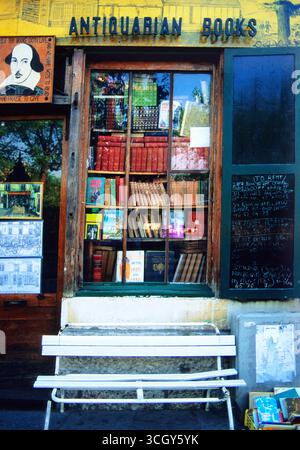 Librairie d'antiquaires Shakespeare and Company. Extérieur du célèbre magasin sur la rive gauche à Paris, France, Europe. Libraires d'occasion. Personne Banque D'Images