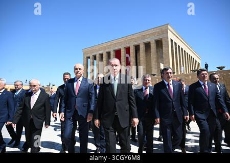 (250830) - ANKARA, 30 août 2025 (Xinhua) - le président turc Recep Tayyip Erdogan assiste à une cérémonie marquant le jour de la victoire du 30 août au mausolée Ataturk à Ankara, T¨¹rkiye, le 30 août 2025. (Mustafa Kaya/documentation via Xinhua) Banque D'Images