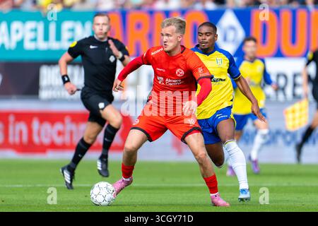 Waalwijk, pays-Bas. 30 août 2025. WAALWIJK, PAYS-BAS - AOÛT 30 : Julian Rijkhoff d'Almere City FC combat pour le ballon avec Godfried Roemeratoe du RKC Waalwijk lors du match néerlandais Keuken Kampioen Divisie entre le RKC Waalwijk et l'Almere City FC au Mandemakers Stadion le 30 août 2025 à Waalwijk, pays-Bas. (Photo de Joris Verwijst/Orange Pictures) crédit : Orange pics BV/Alamy Live News Banque D'Images
