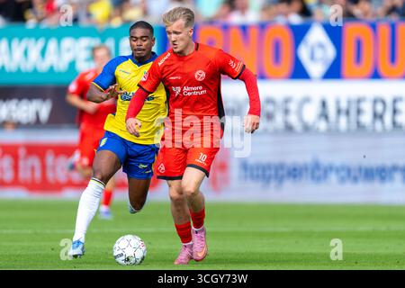 Waalwijk, pays-Bas. 30 août 2025. WAALWIJK, PAYS-BAS - AOÛT 30 : Julian Rijkhoff d'Almere City FC combat pour le ballon avec Godfried Roemeratoe du RKC Waalwijk lors du match néerlandais Keuken Kampioen Divisie entre le RKC Waalwijk et l'Almere City FC au Mandemakers Stadion le 30 août 2025 à Waalwijk, pays-Bas. (Photo de Joris Verwijst/Orange Pictures) crédit : Orange pics BV/Alamy Live News Banque D'Images