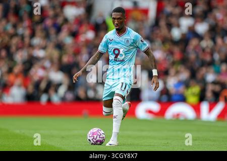 Manchester, Angleterre, Royaume-Uni. 30 août 2025. L'attaquant de Burnley Jaidon Anthony (11 ans) lors du match Manchester United FC contre Burnley FC English premier League à Old Trafford, Manchester, Angleterre, Royaume-Uni le 30 août 2025 crédit : Phil Duncan/Every second Media crédit : Every second Media/Alamy Live News Banque D'Images
