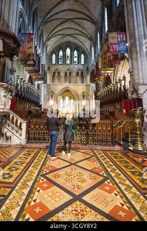 Dublin, Irlande - 23 mai 2024 : intérieur de la nef de la cathédrale St Patricks de Dublin Irlande présentant des arches gothiques vitraux et arc de pierre historique Banque D'Images