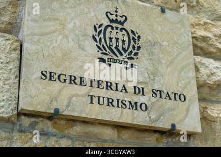 Secrétariat d'État au tourisme Saint-Marin affiche les armoiries - Segreteria di stato turismo. Italie, République Saint-Marin - 13 juillet 2025 Banque D'Images