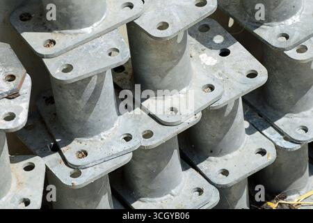 Pile de supports de poteau en acier galvanisé Banque D'Images