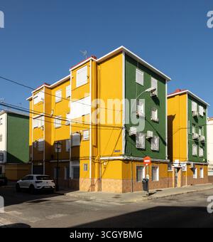 Les logements sociaux colorés des années 1950 résistent dans le quartier de Pío XII, reflétant la dynamique planification urbaine d'après-guerre à Séville. Banque D'Images