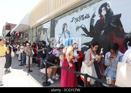 New York, États-Unis. 26 août 2025. Les gens font la queue au café chinois récemment ouvert sur le thème de l'animation à New York, aux États-Unis, le 26 août 2025. POUR ALLER AVEC 'Feature : le café chinois récemment ouvert sur le thème de l'animation attire les foules à New York' crédit : Mingmei Li/Xinhua/Alamy Live News Banque D'Images