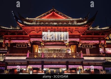 Soirée, nuit, boutiques, restaurants, bâtiments historiques, illuminé, Bazar Yuyuan, Yu Yuan, jardin Yu, vieille ville, Shanghai, République populaire de Chine Banque D'Images