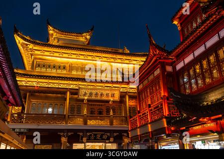 Soirée, nuit, boutiques, restaurants, bâtiments historiques, illuminé, Bazar Yuyuan, Yu Yuan, jardin Yu, vieille ville, Shanghai, République populaire de Chine Banque D'Images