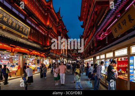 Soirée, nuit, boutiques, restaurants, bâtiments historiques, illuminé, Bazar Yuyuan, Yu Yuan, jardin Yu, vieille ville, Shanghai, République populaire de Chine Banque D'Images