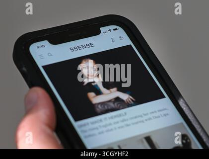 Montréal, Canada. 29 août 2025. Le site web de SSENSE est montré à Montréal, Québec, Canada, le vendredi 29 août, 2025. le détaillant canadien de mode de luxe a déclaré qu'il prévoyait de déposer une demande de protection contre les créanciers, après avoir affirmé que ses prêteurs tentaient de vendre l'entreprise sans son consentement. Credit : Graham Hughes/Alamy Live News Banque D'Images