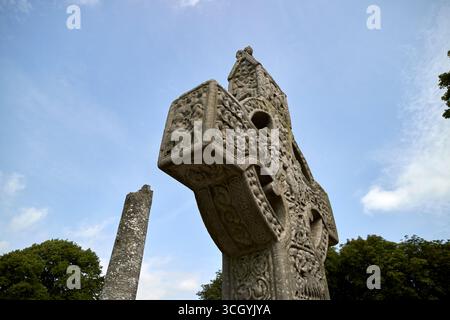 face est de muiredachs haute croix et tour ronde monasterboice ruine début chrétien colonie monastique comté de louth république d'irlande Banque D'Images